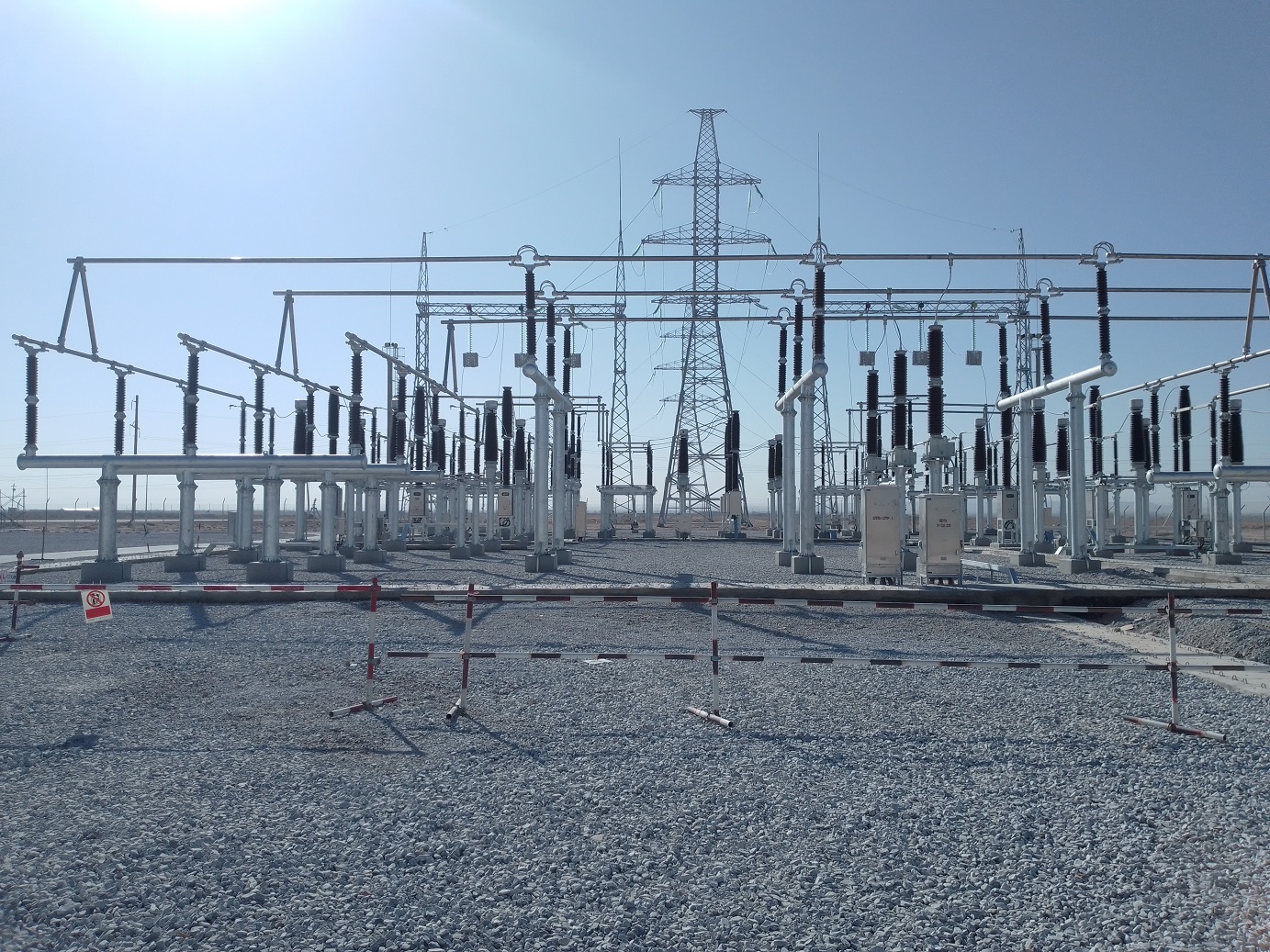 В Навоийской обл введена в строй первая в Узбекистане СЭС мощностью 100 МВт 